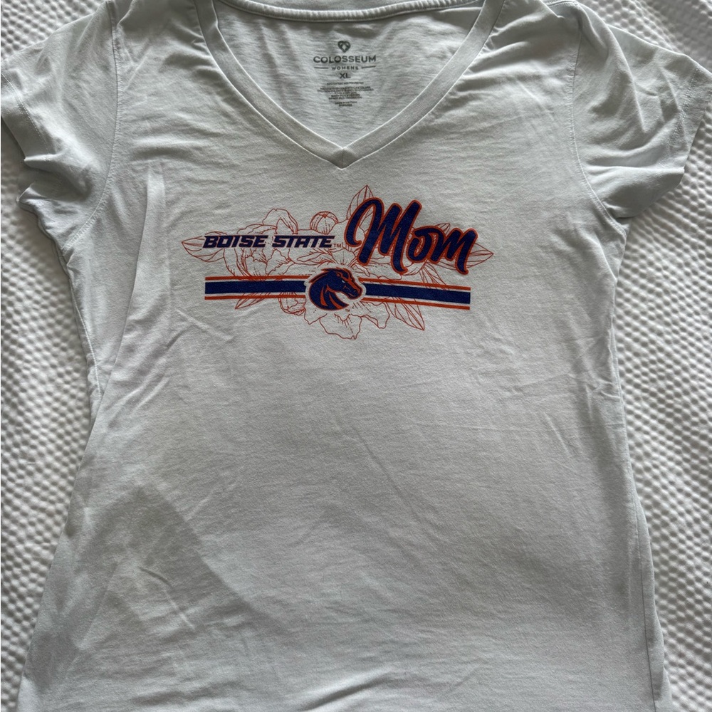 EUC Women’s Colosseum Boise State Mom V-Neck T-Shirt. XL